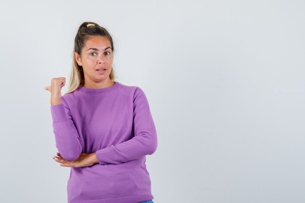 Expressive jeune fille posant en studio