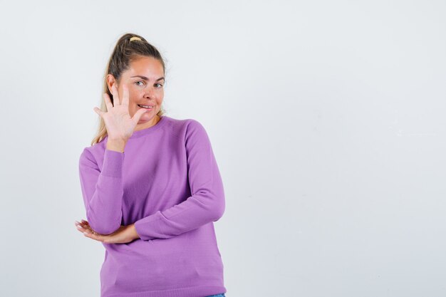 Expressive jeune fille posant en studio