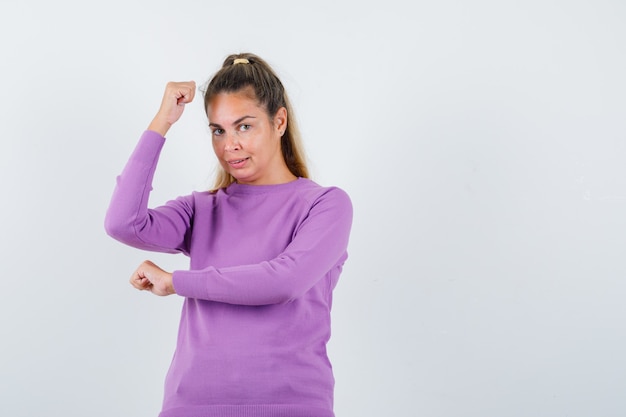 Expressive jeune fille posant en studio