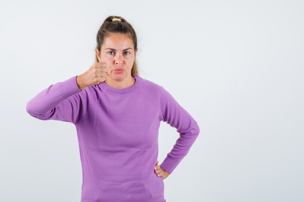 Expressive jeune fille posant en studio