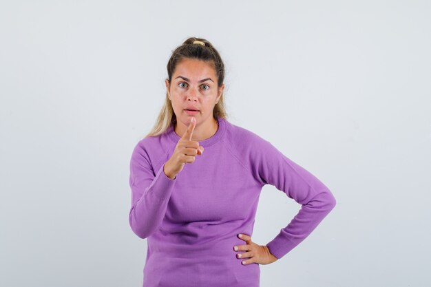 Expressive jeune fille posant en studio