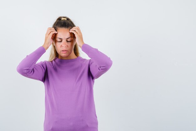 Expressive jeune fille posant en studio