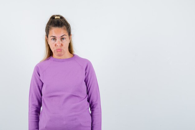 Expressive jeune fille posant en studio