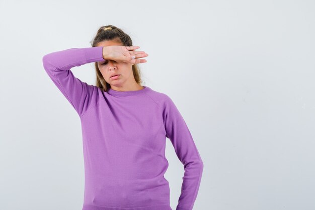 Expressive jeune fille posant en studio