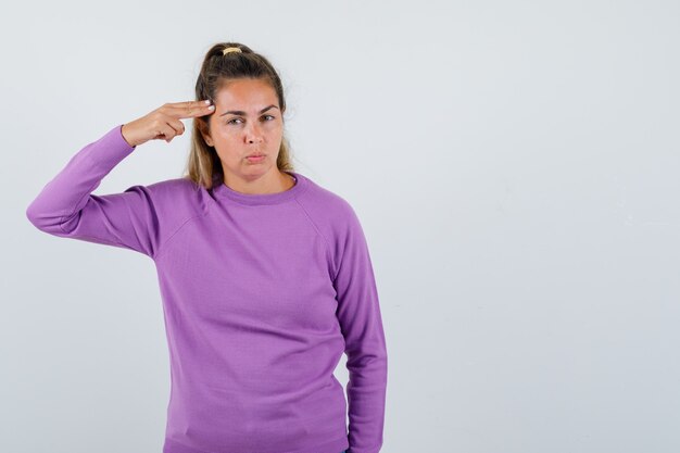 Expressive jeune fille posant en studio