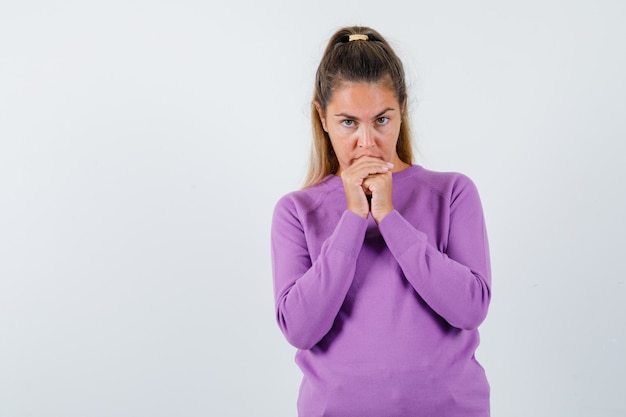 Expressive jeune fille posant en studio