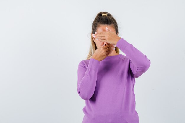 Expressive jeune fille posant en studio