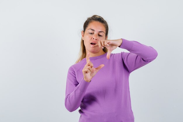 Expressive jeune fille posant en studio