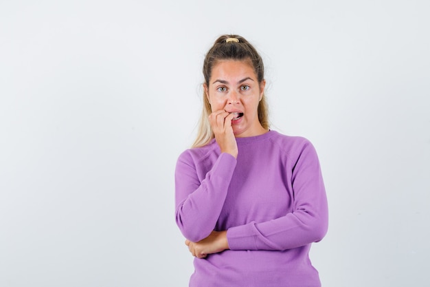 Expressive jeune fille posant en studio