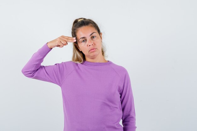 Expressive jeune fille posant en studio