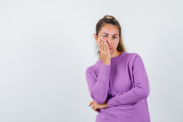 Expressive jeune fille posant en studio