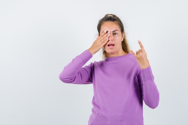 Expressive jeune fille posant en studio