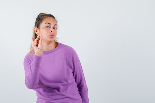 Expressive jeune fille posant en studio