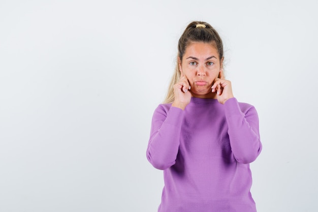 Expressive jeune fille posant en studio