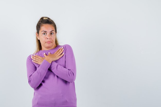 Expressive jeune fille posant en studio