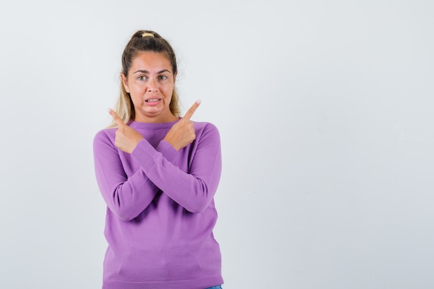 Expressive jeune fille posant en studio