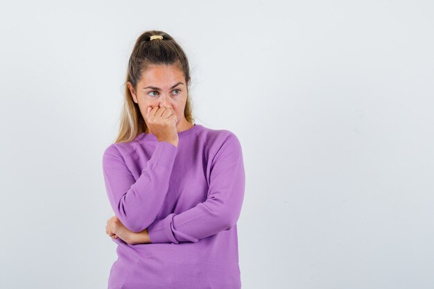 Expressive jeune fille posant en studio