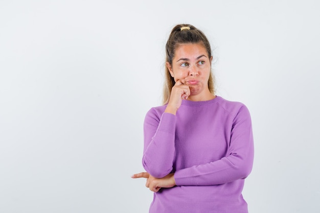 Expressive jeune fille posant en studio