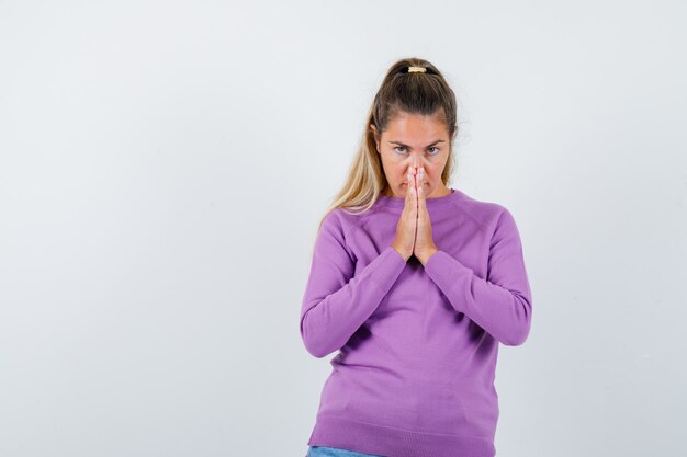 Expressive jeune fille posant en studio