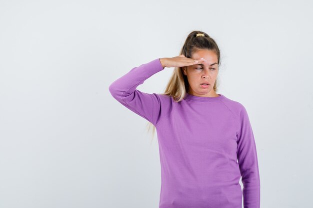 Expressive jeune fille posant en studio