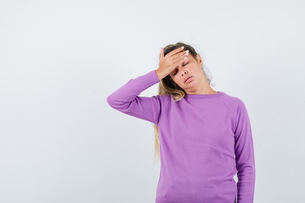 Expressive jeune fille posant en studio