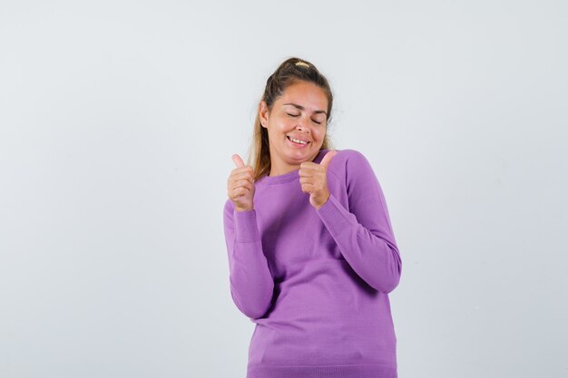 Expressive jeune fille posant en studio