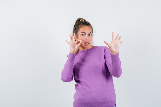 Expressive jeune fille posant en studio