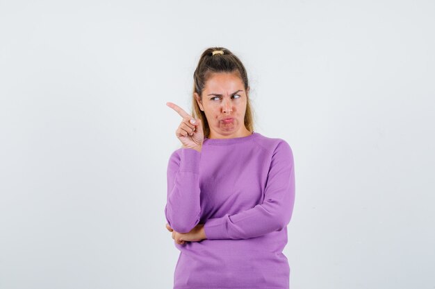 Expressive jeune fille posant en studio