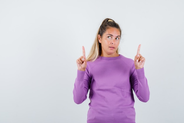 Expressive jeune fille posant en studio