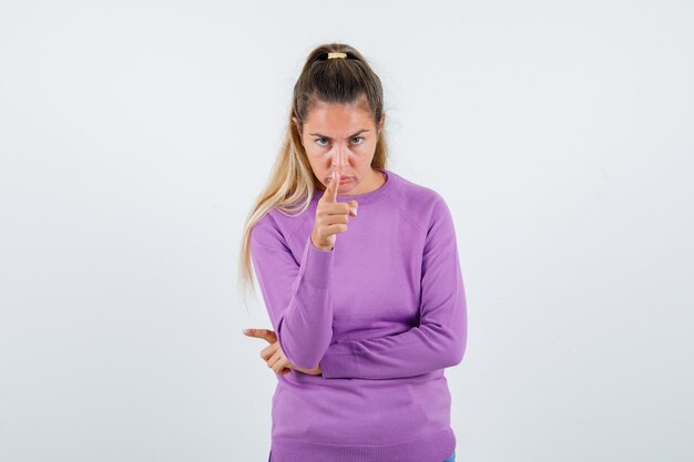 Expressive jeune fille posant en studio