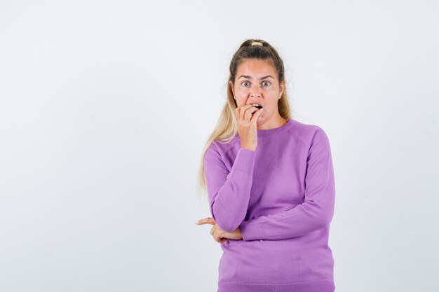 Expressive jeune fille posant en studio