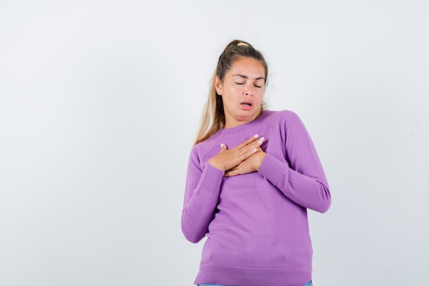 Expressive jeune fille posant en studio