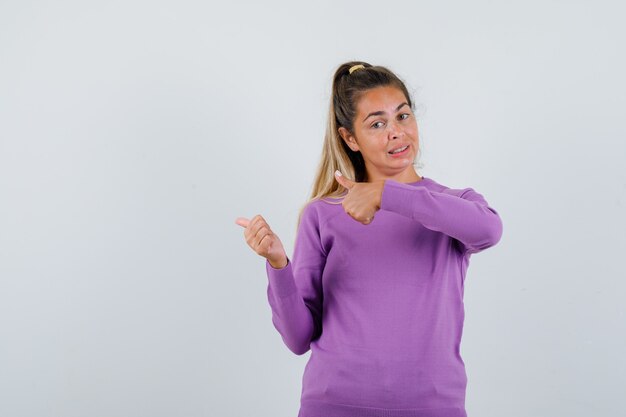 Expressive jeune fille posant en studio