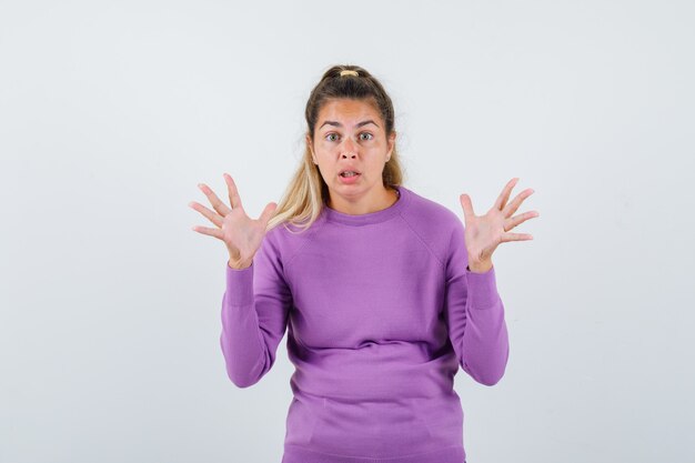 Expressive jeune fille posant en studio