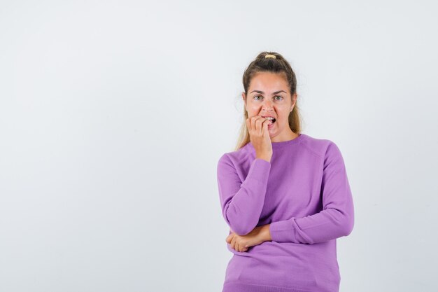 Expressive jeune fille posant en studio