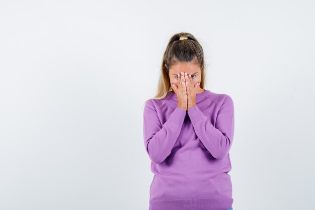 Expressive jeune fille posant en studio