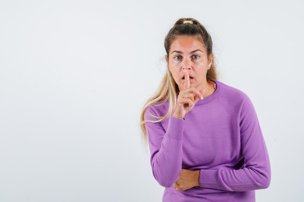 Expressive jeune fille posant en studio