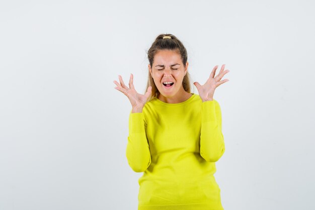 Expressive jeune fille posant en studio