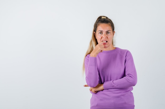 Expressive jeune fille posant en studio