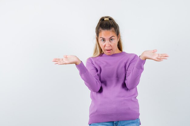 Expressive jeune fille posant en studio