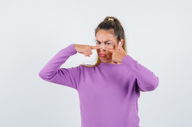 Expressive jeune fille posant en studio