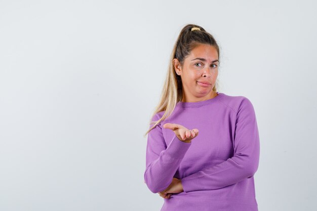 Expressive jeune fille posant en studio