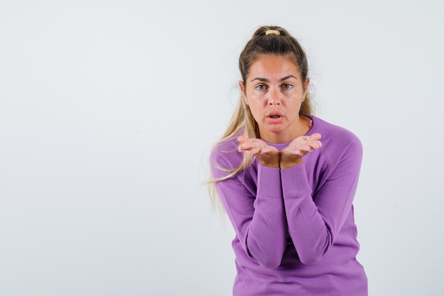 Expressive jeune fille posant en studio