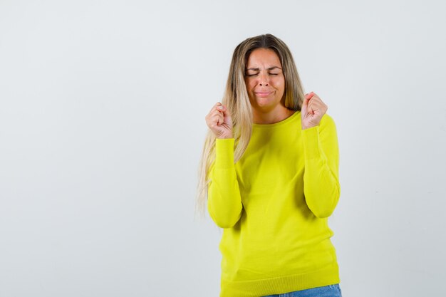 Expressive jeune fille posant en studio