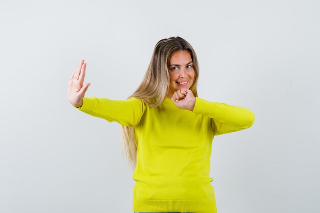 Expressive jeune fille posant en studio