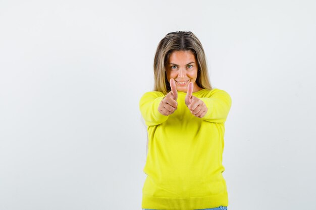 Expressive jeune fille posant en studio