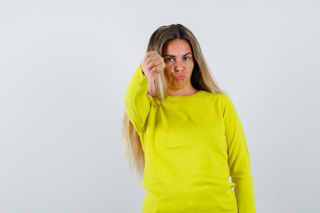 Expressive jeune fille posant en studio