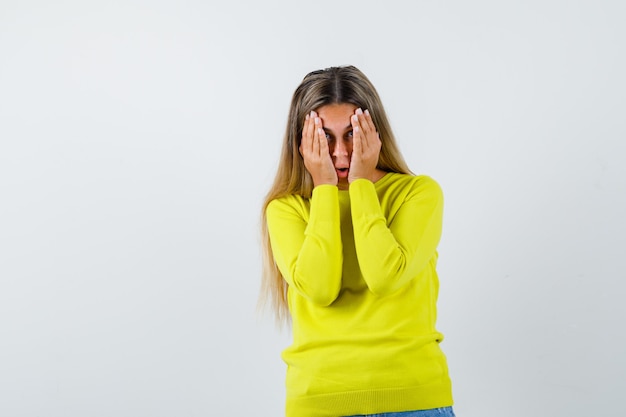 Expressive jeune fille posant en studio