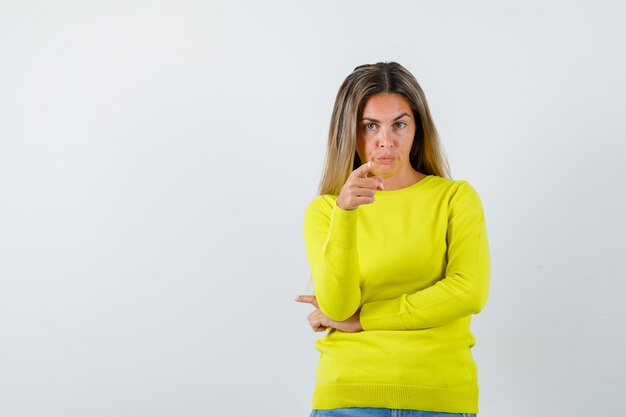 Expressive jeune fille posant en studio