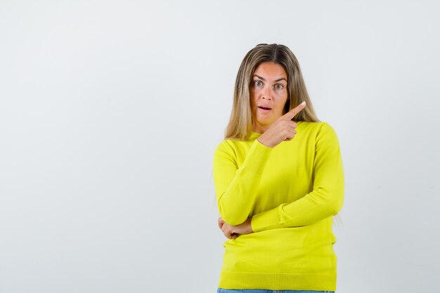 Expressive jeune fille posant en studio